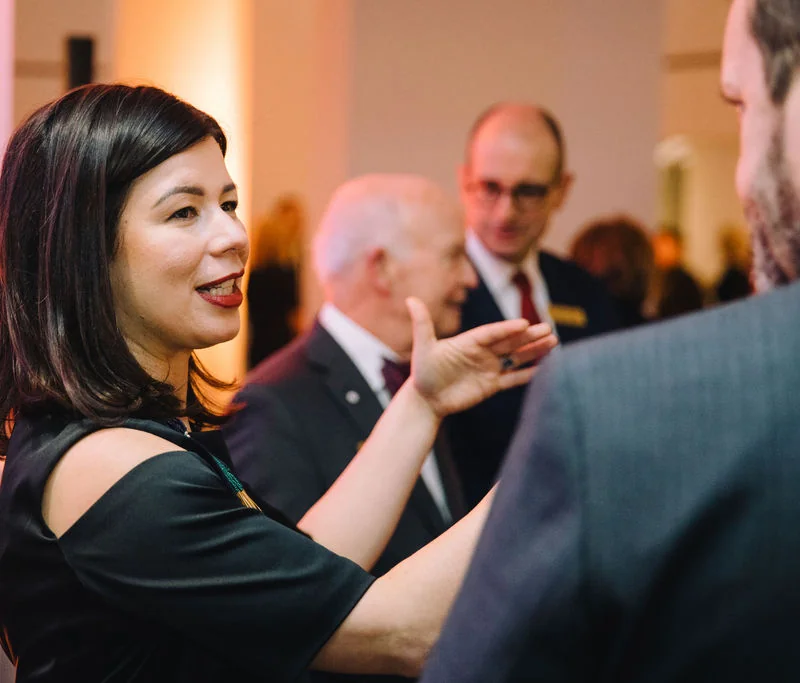 Caroline Montminy s’entretenant avec un client lors de la Soirée Burgundy à Montréal