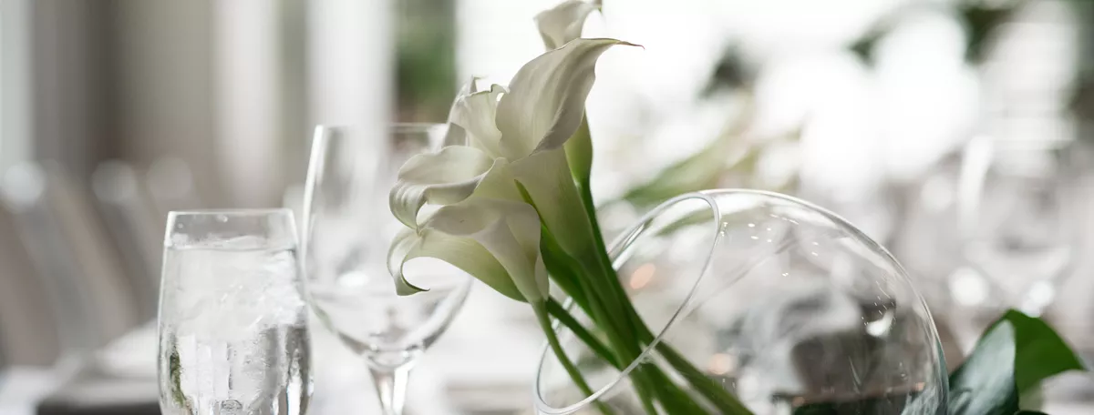 Une table avec des fleurs et des verres