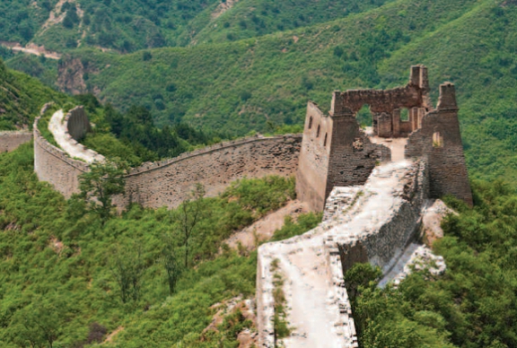 De hautes murailles, de profondes douves et des drapeaux rouges