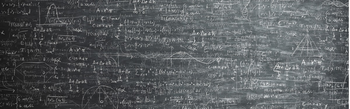 Un tableau noir rempli d’équations mathématiques