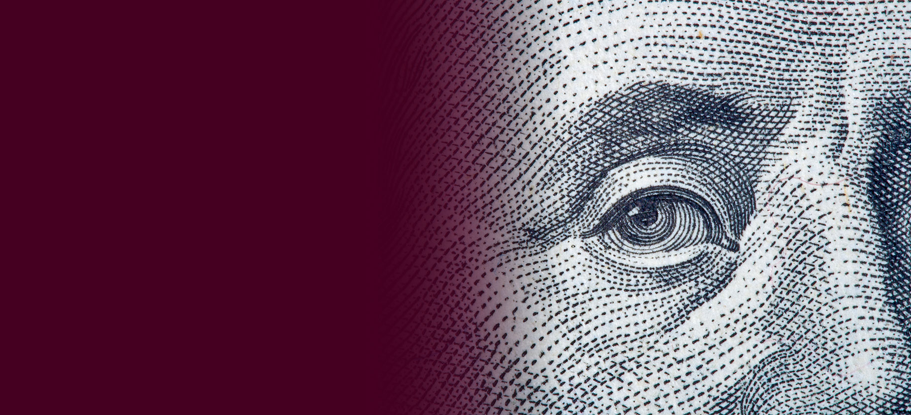 Gros plan de Ben Franklin sur le billet américain de 100 dollars