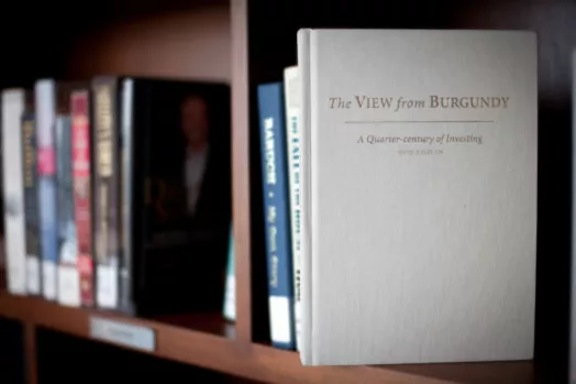 L’anthologie The View from Burgundy dans une bibliothèque