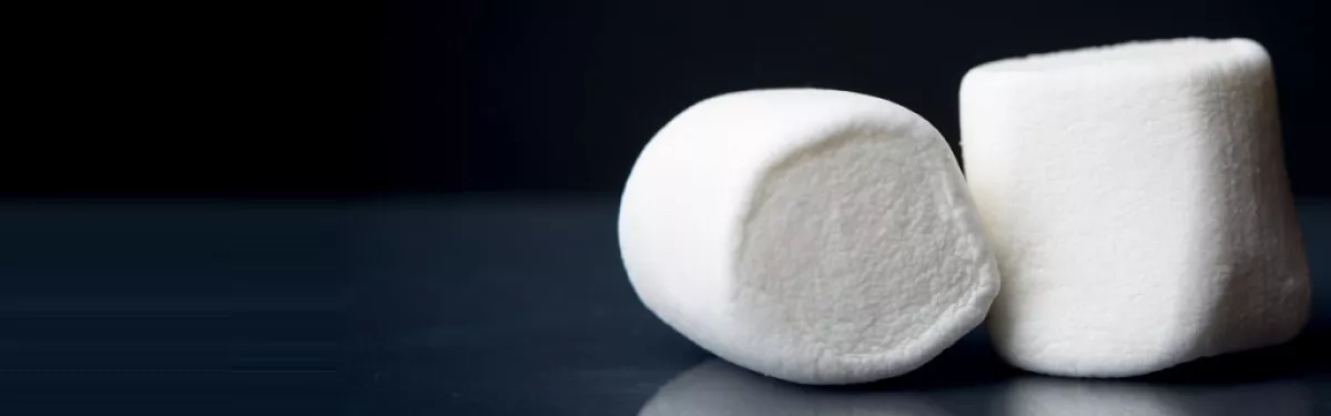 Un gros plan de deux guimauves