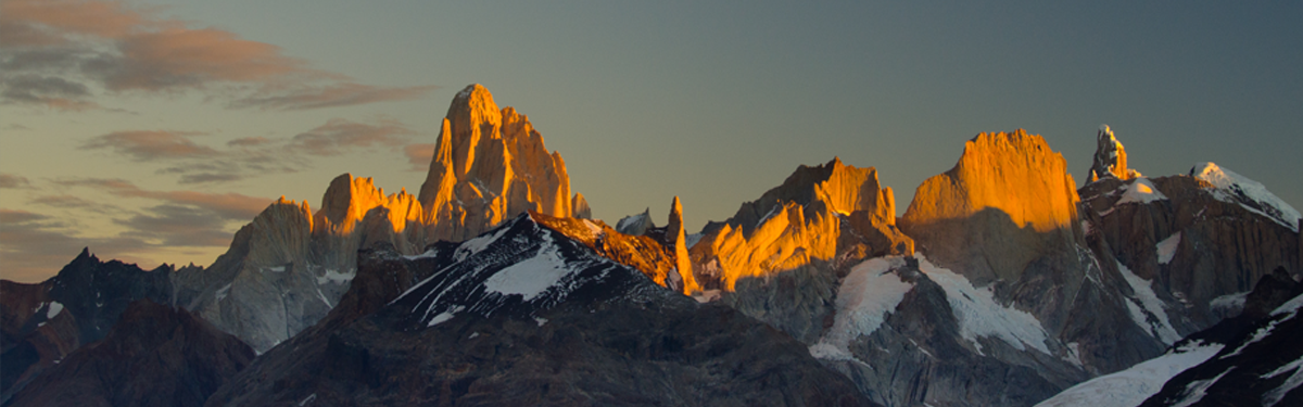 Une chaîne de montagnes dentelée et enneigée