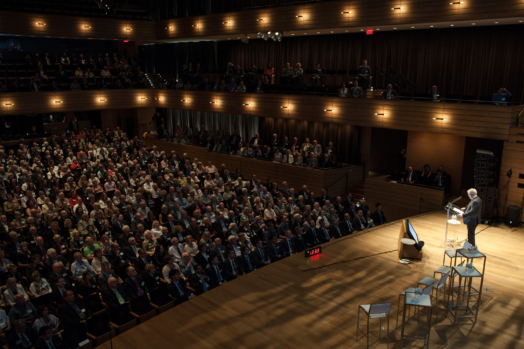 Richard Rooney prenant la parole sur scène lors du Forum Burgundy
