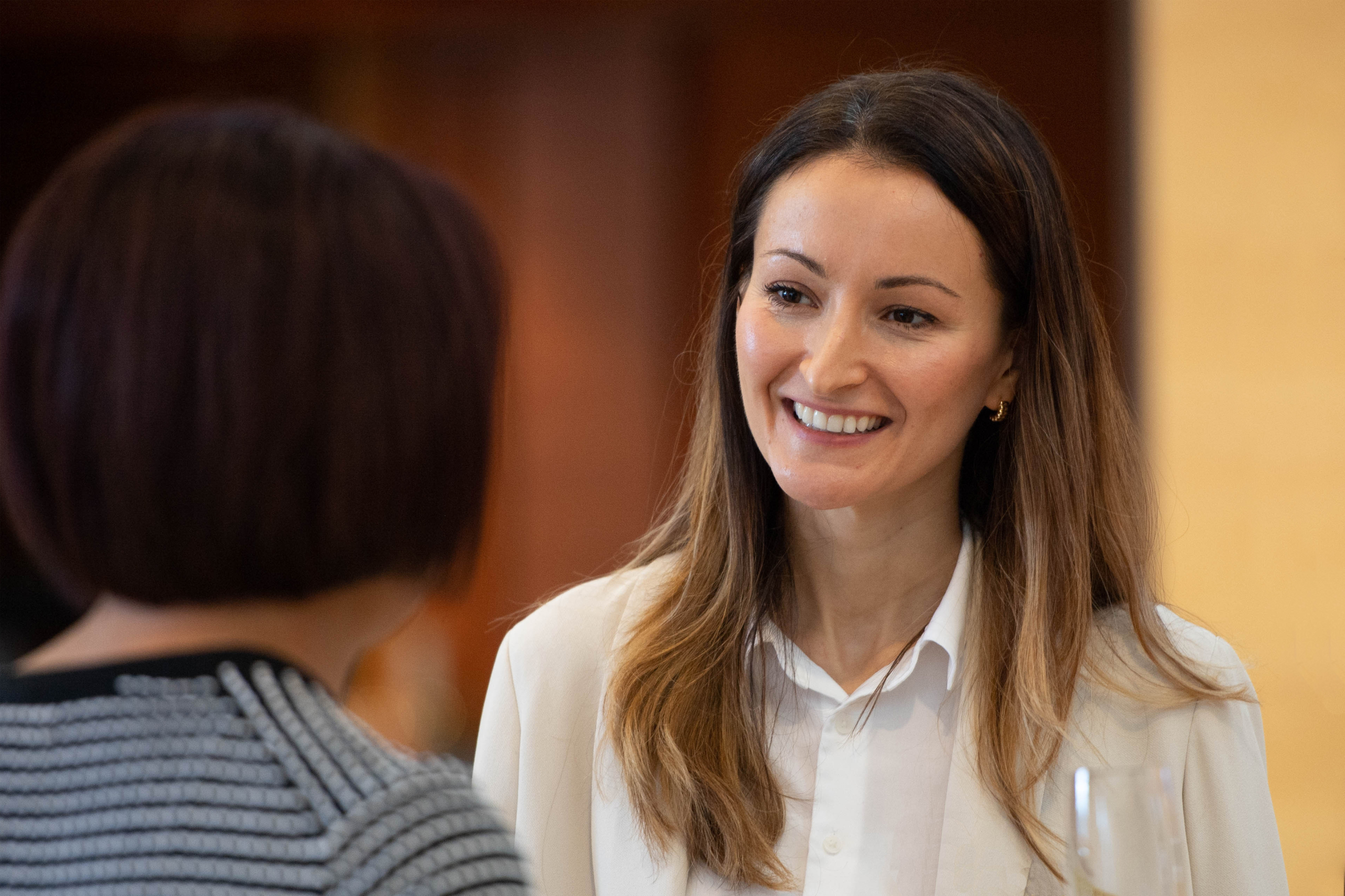 Mirjana Vladusic s’entretenant avec un client lors d'un événement de Burgundy au féminin