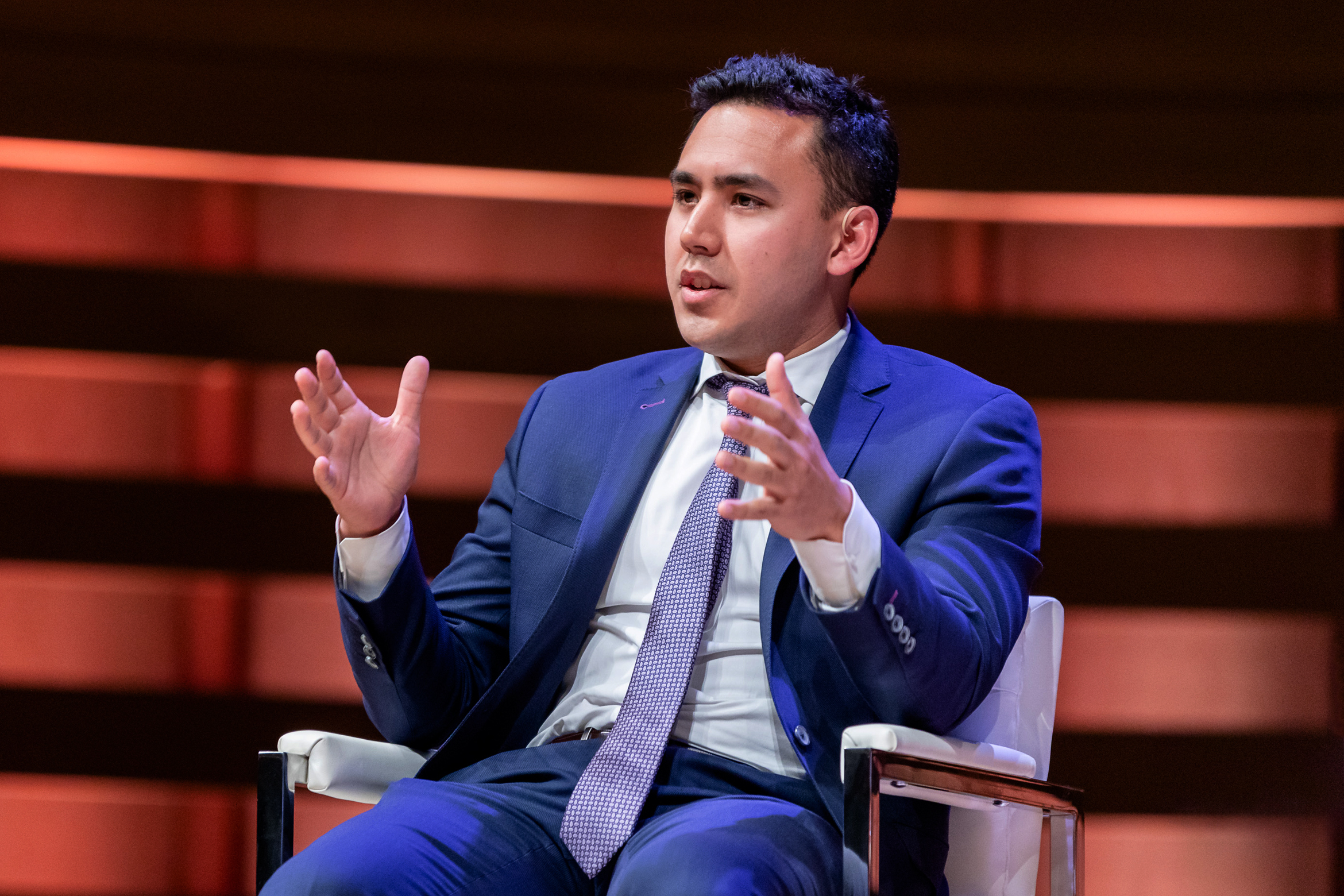 Andrew Iu prenant la parole lors du Forum Burgundy