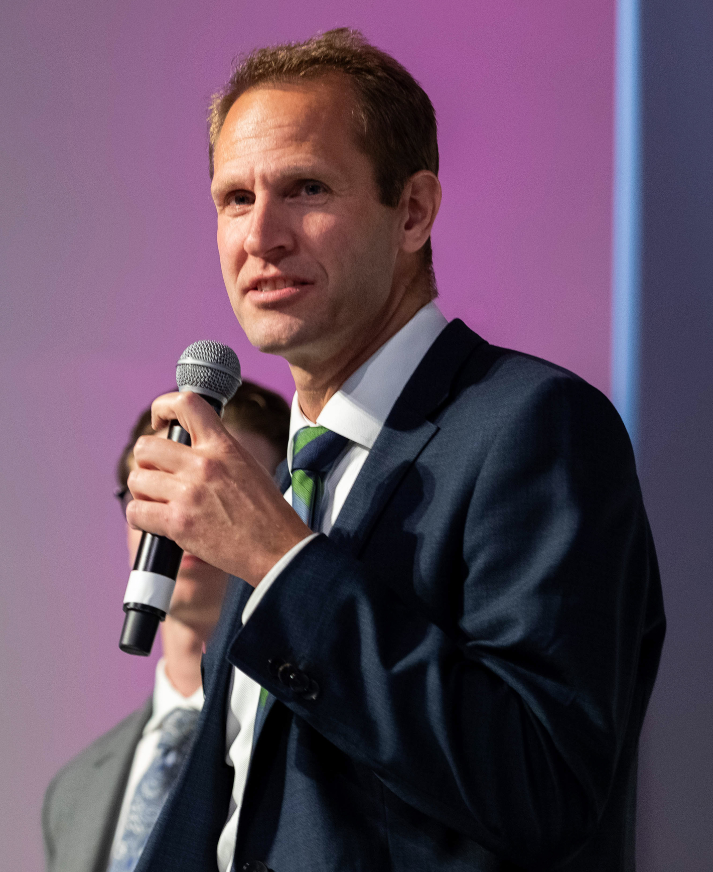 Mike Elkins prenant la parole lors du Forum Burgundy